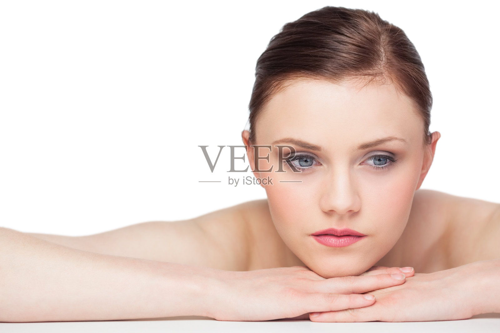 平静自然的黑发姿势照片摄影图片