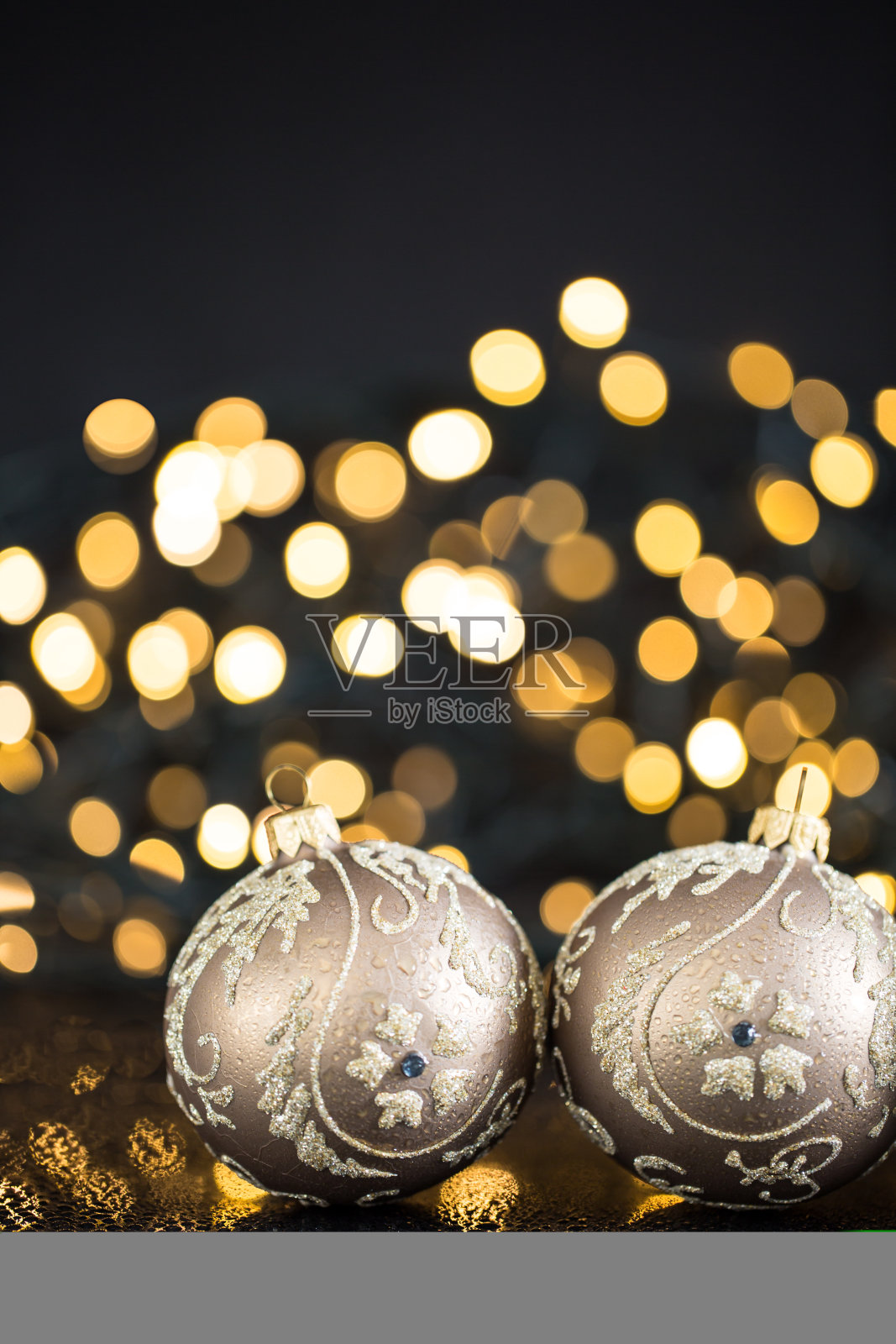闪亮的圣诞装饰/装饰/圣诞灯在黑色的背景。照片摄影图片