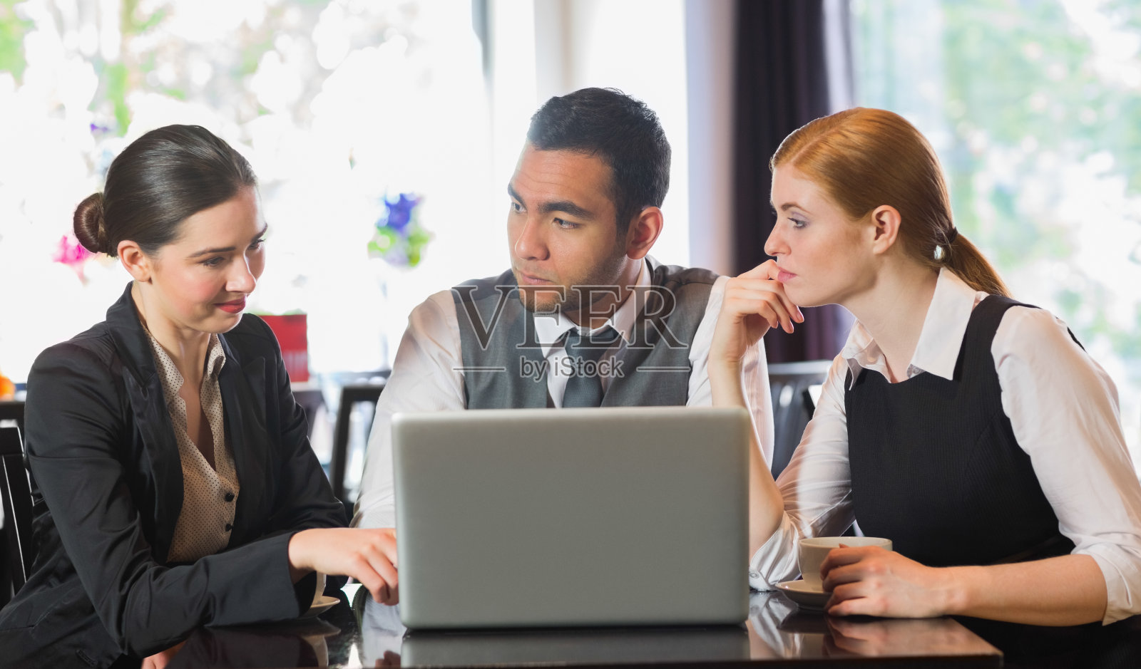 用笔记本电脑工作的快乐的商务人士照片摄影图片