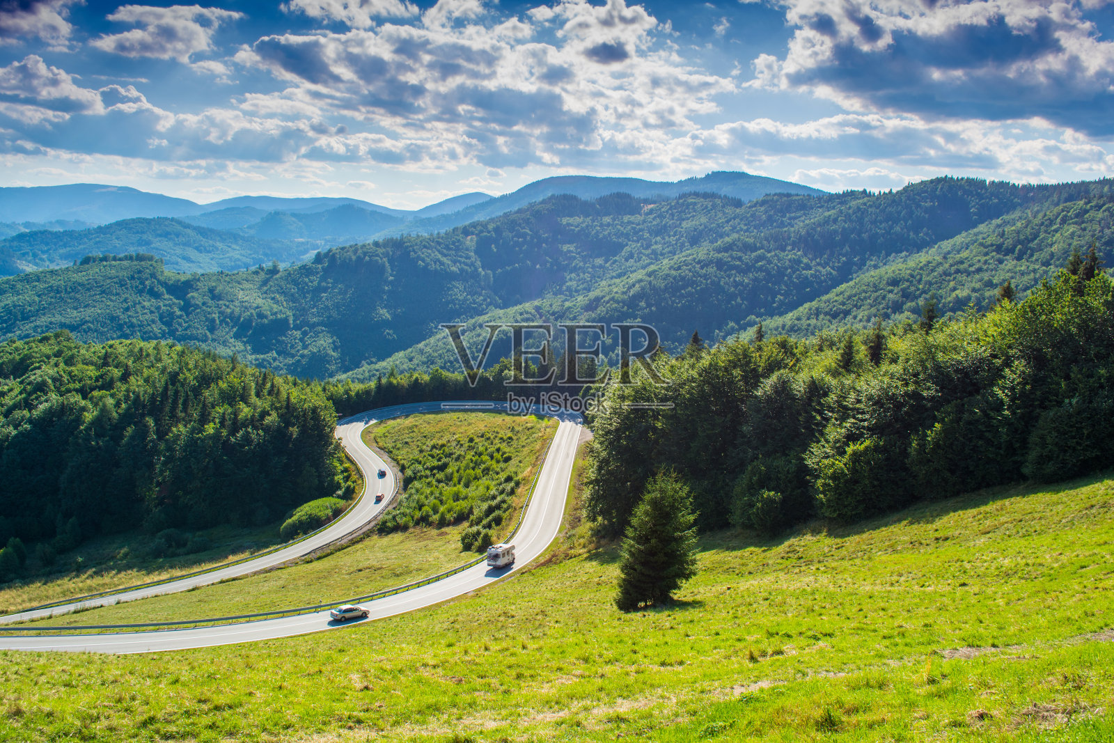 在高塔特拉斯的夏季风景山和道路照片摄影图片