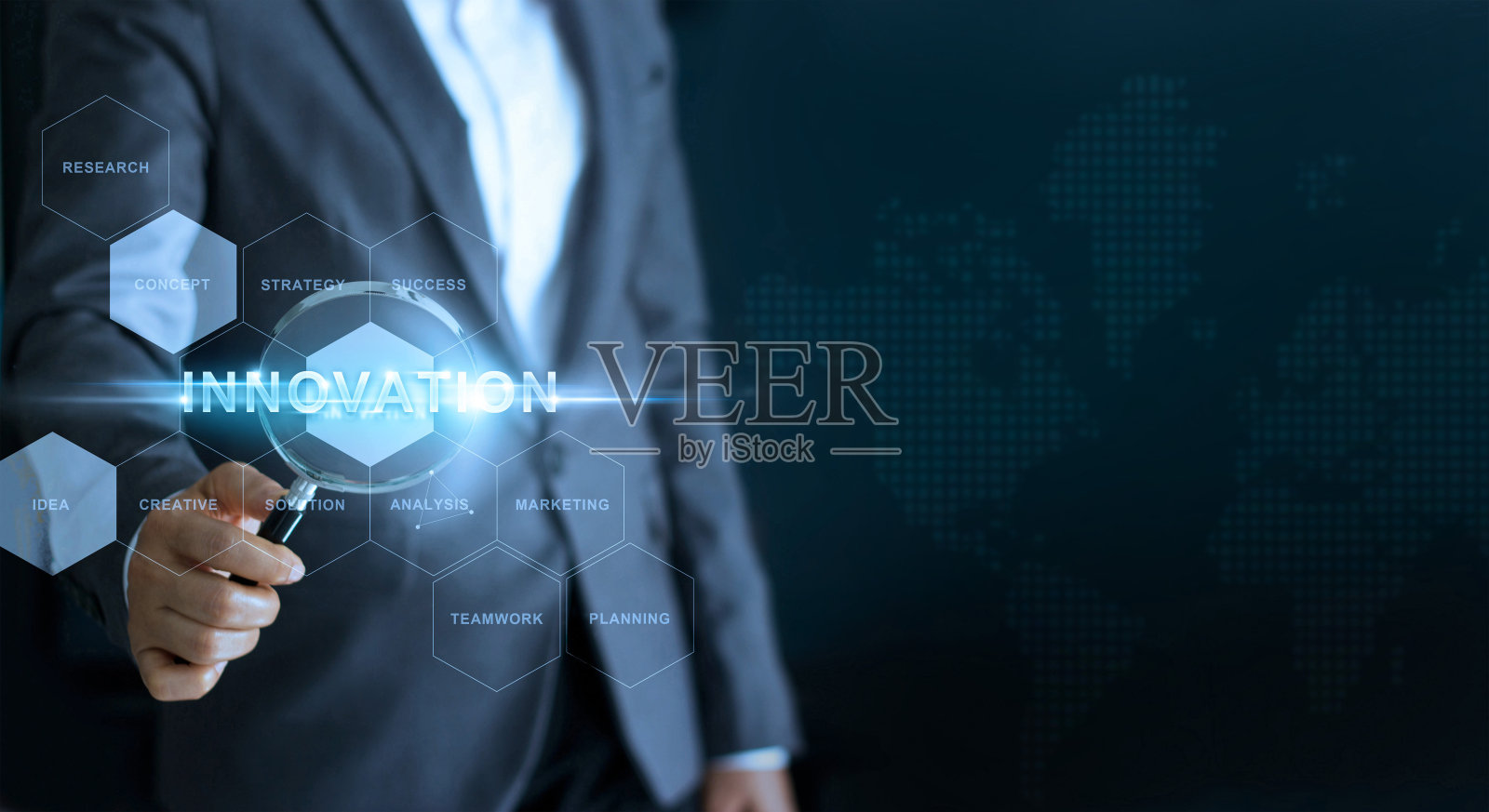 创新理念，商人手持放大镜，界面屏幕上显示搜索词业务照片摄影图片