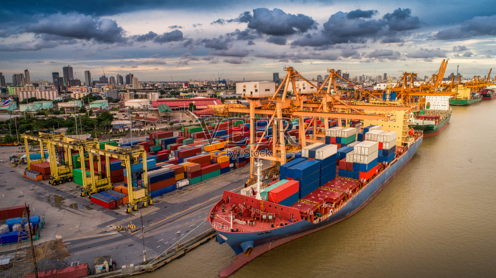 船厂集装箱货轮、货机与工作吊桥的物流运输照片摄影图片