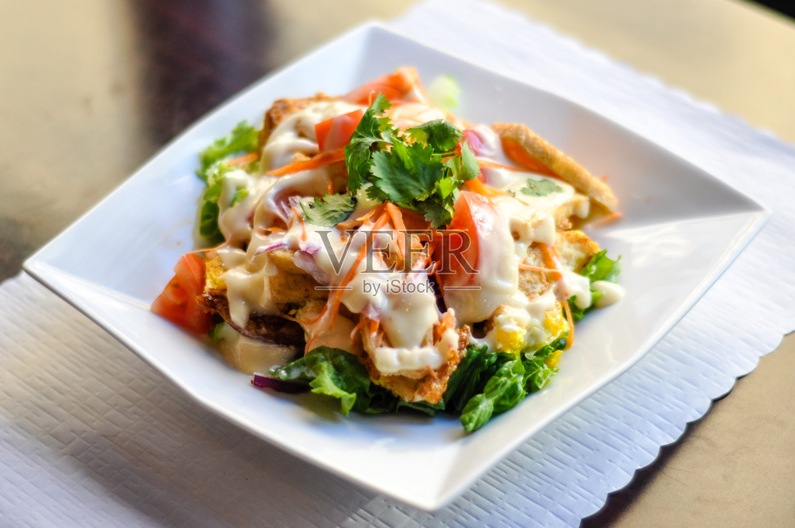 豆腐沙拉，煎蛋，豆腐，生菜，番茄，洋葱，胡萝卜配特殊奶油酱。照片摄影图片