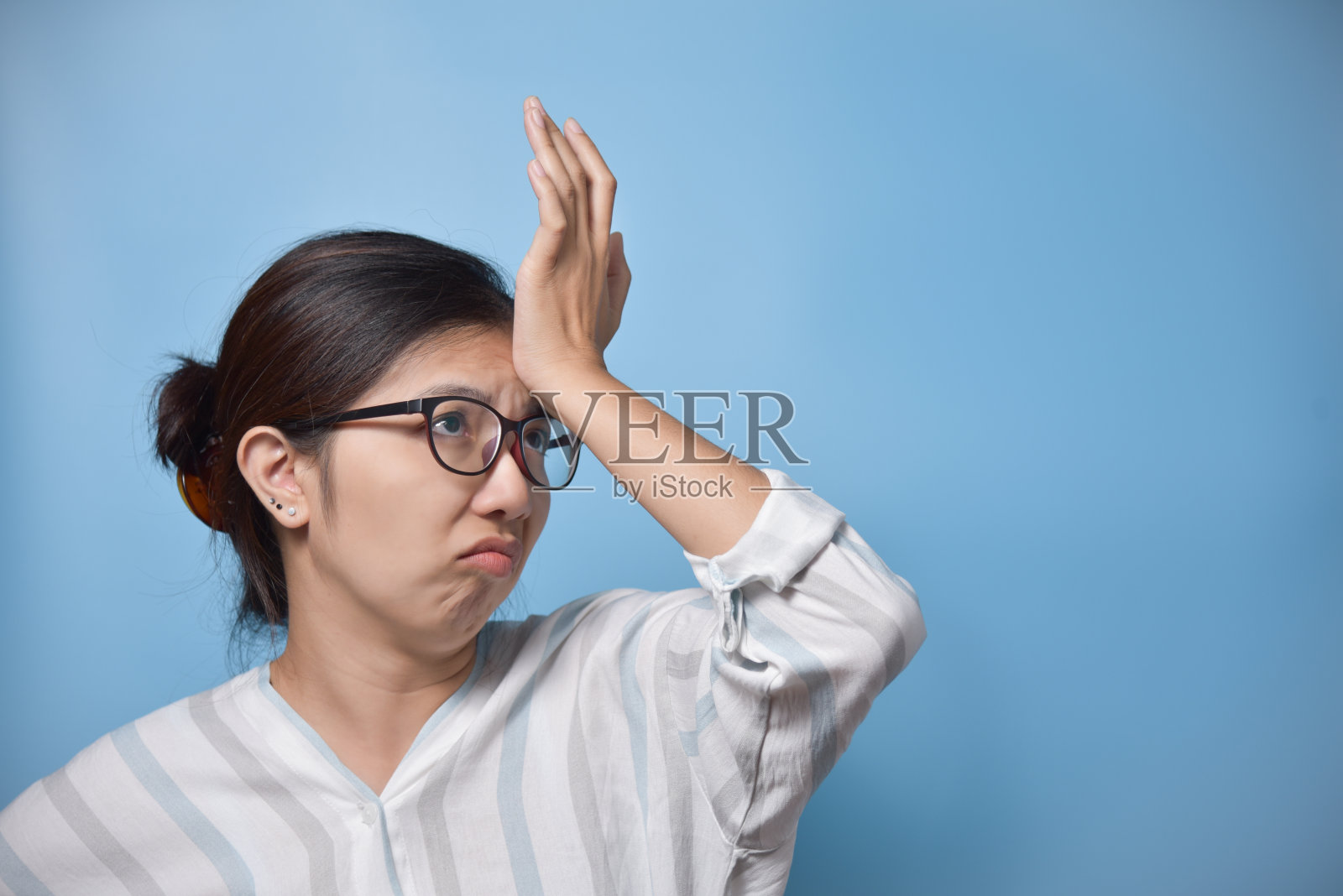 疲惫的亚洲眼镜女人。照片摄影图片