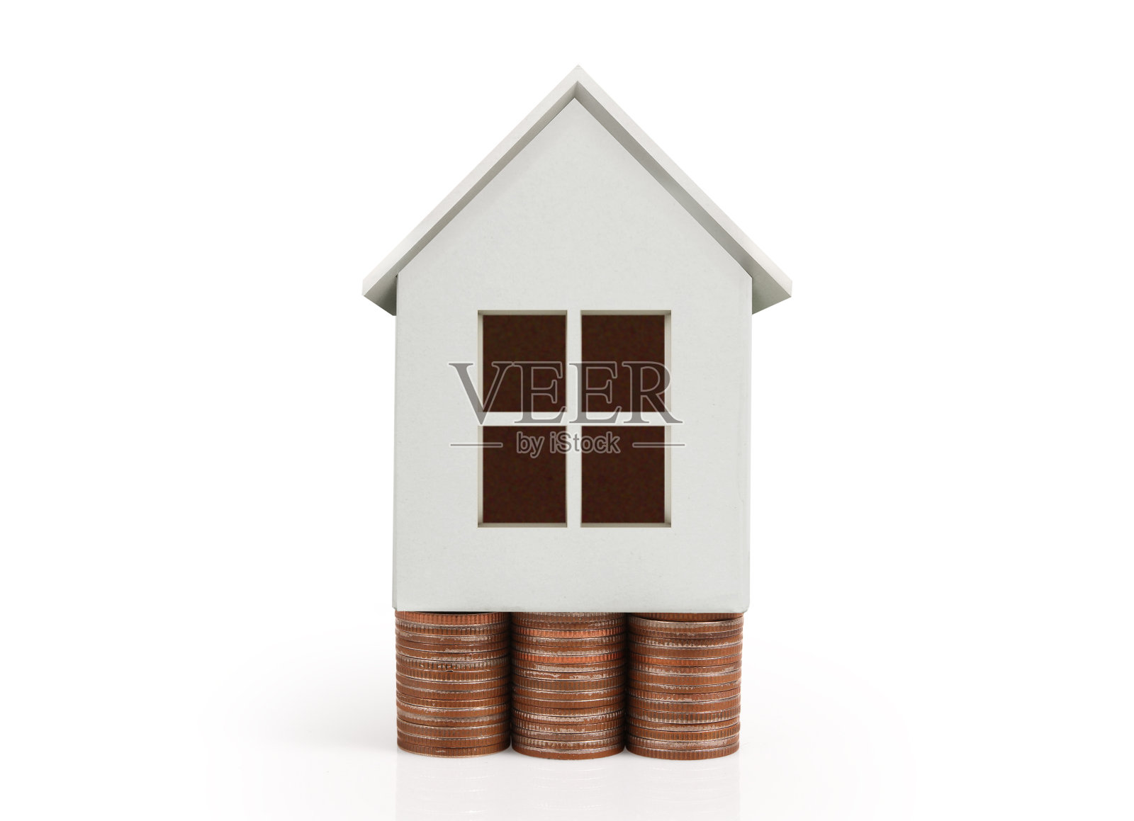 站在硬币堆上的小房子照片摄影图片