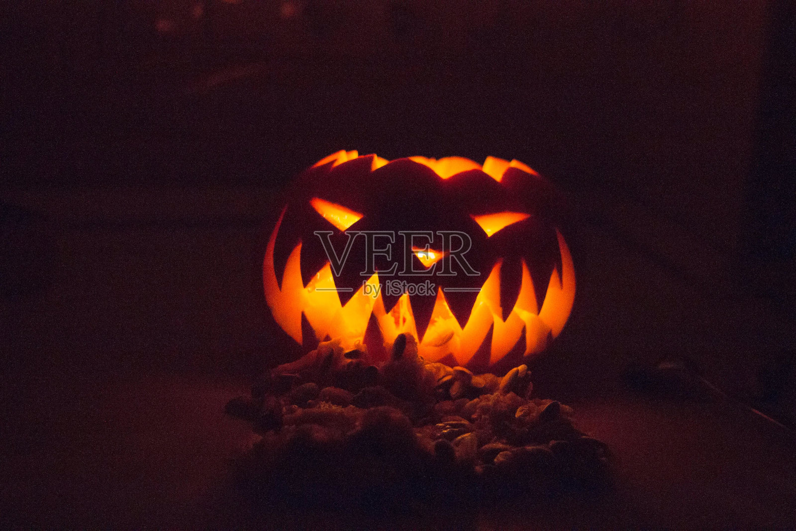 杰克灯(jacko '-lantern)。一个不祥的可怕的可怕的幽灵南瓜与蜡烛在黑暗中发光的万圣节。万圣节。万圣节的一天照片摄影图片