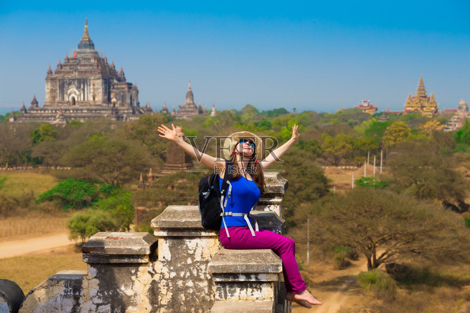 缅甸。蒲甘。戴着墨镜的女人照片摄影图片