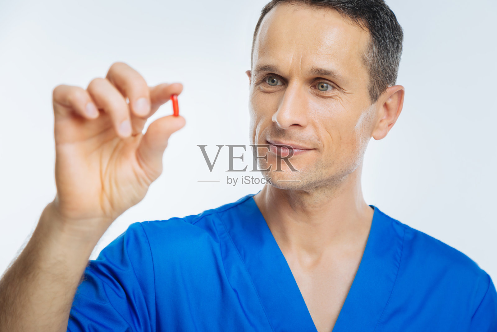 医生抱着药丸的特写肖像照片摄影图片