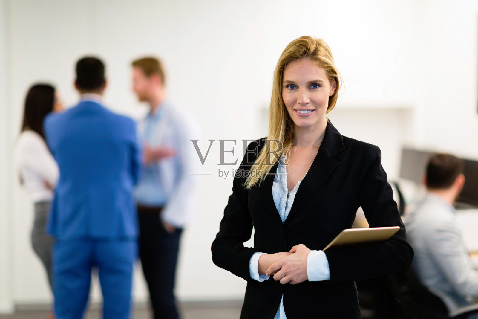 成功女商人在办公室摆姿势的肖像照片摄影图片