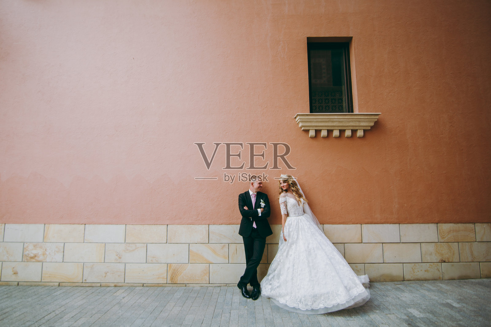 美丽迷人的新婚夫妇在户外散步照片摄影图片