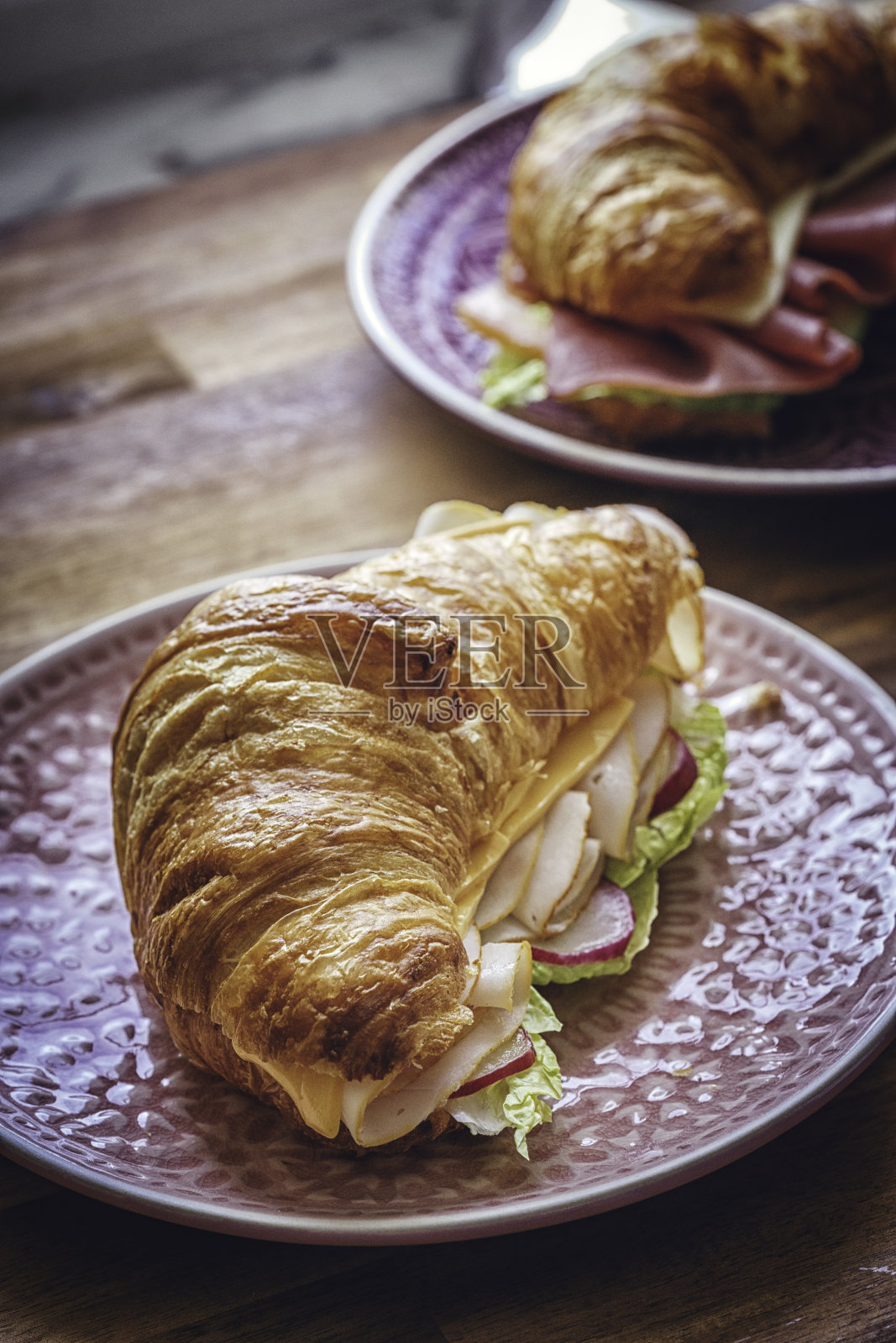 健康自制羊角面包俱乐部三明治配火腿和切达奶酪照片摄影图片