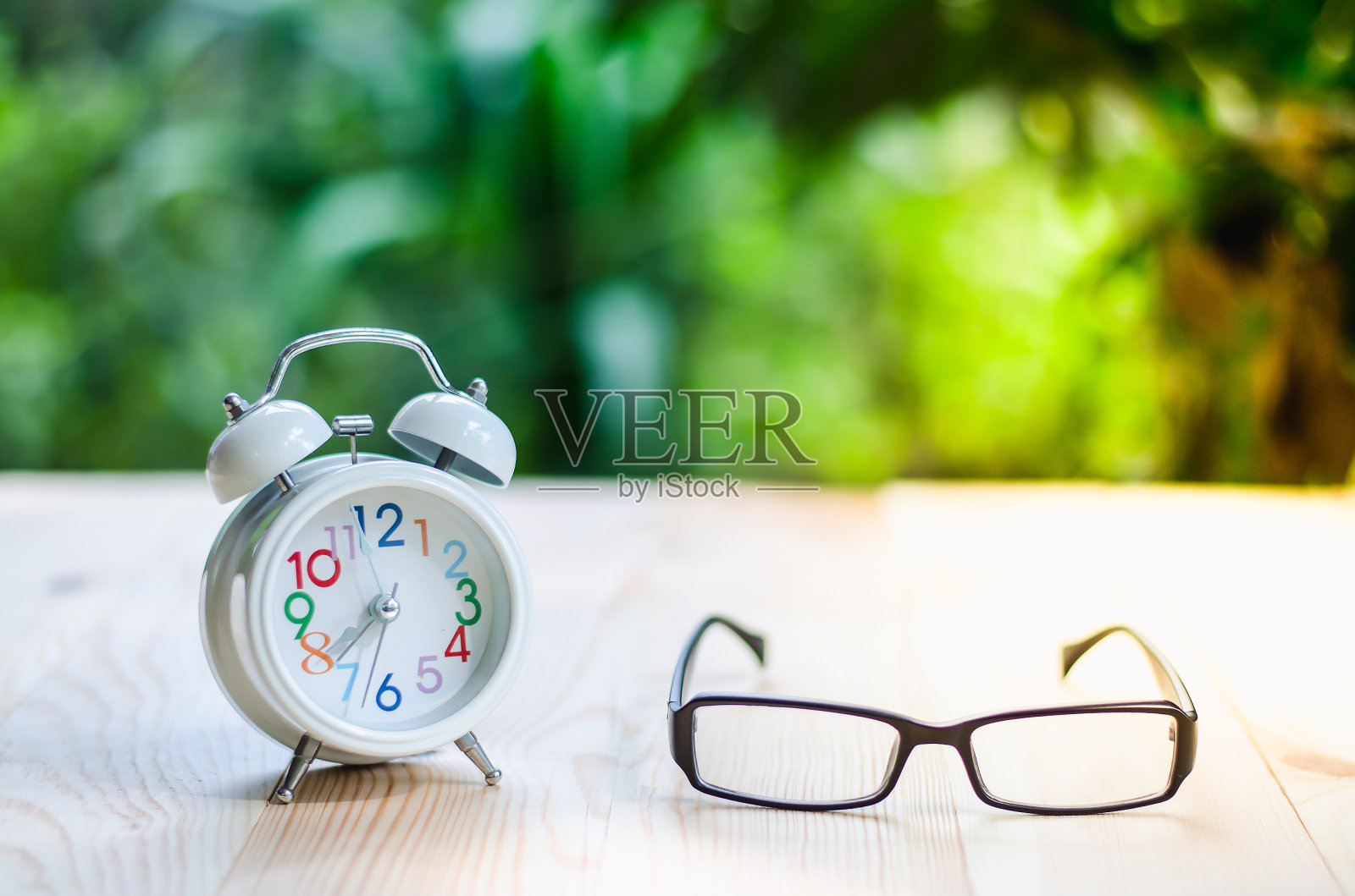 白色的钟和黑色的眼镜照片摄影图片