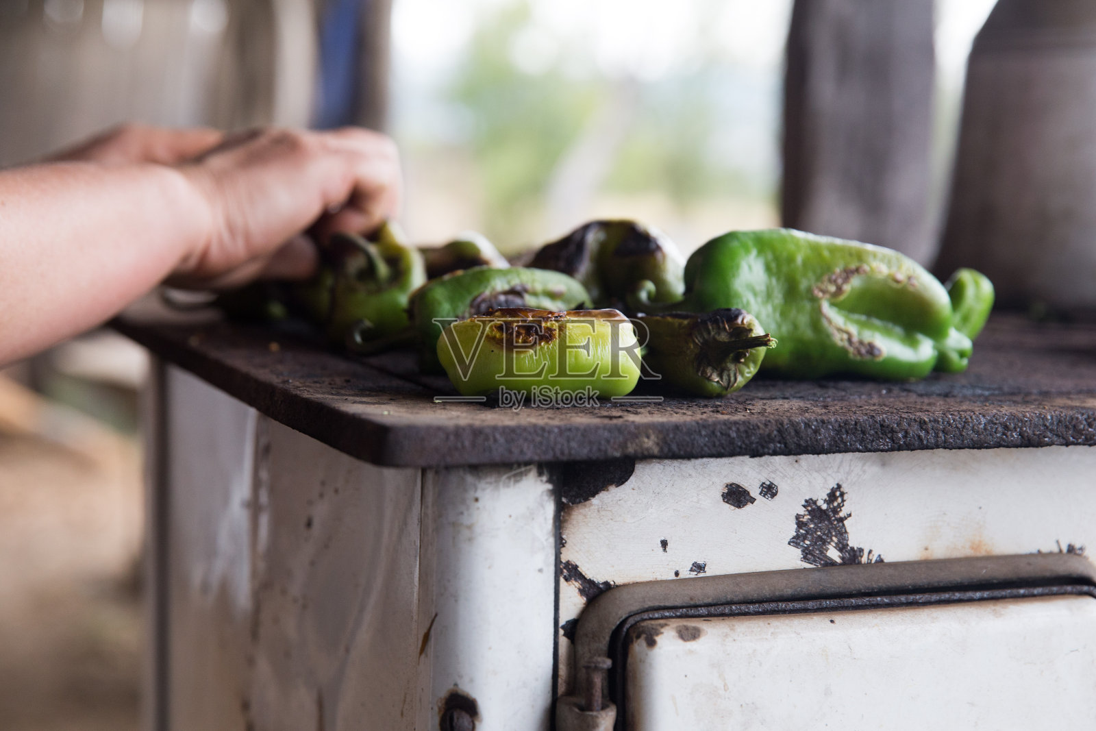 在马其顿的一个农场烤纸照片摄影图片