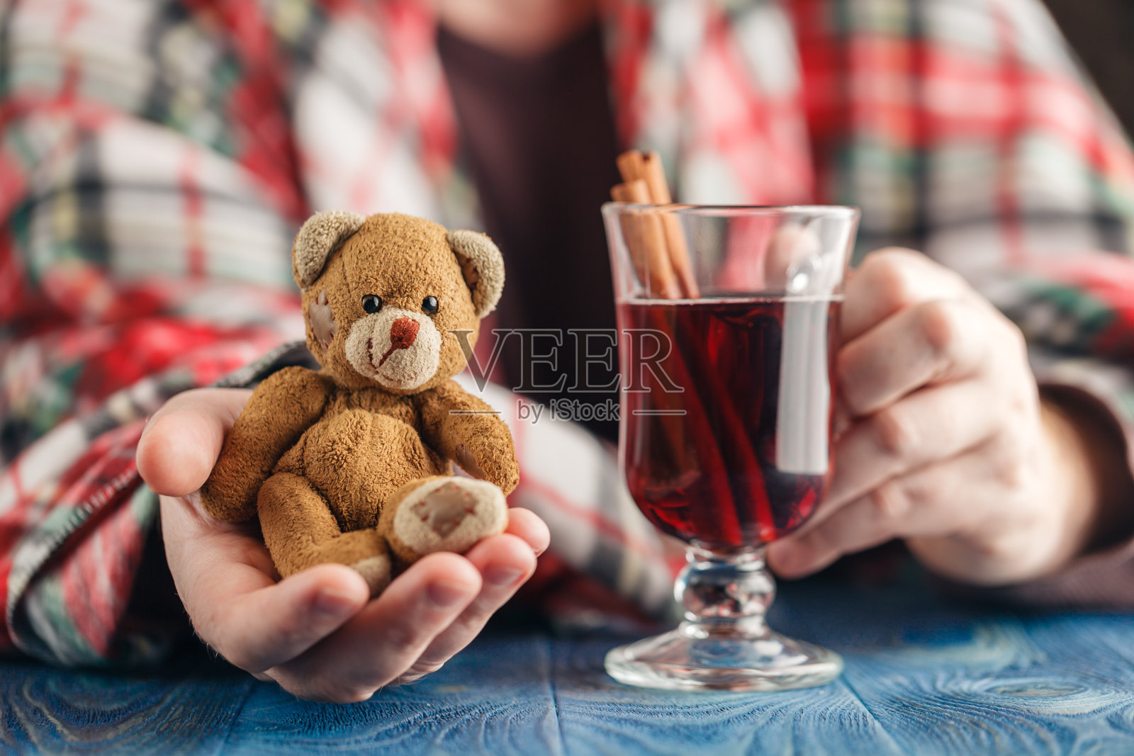 象征关怀，男性手持玩具熊照片摄影图片