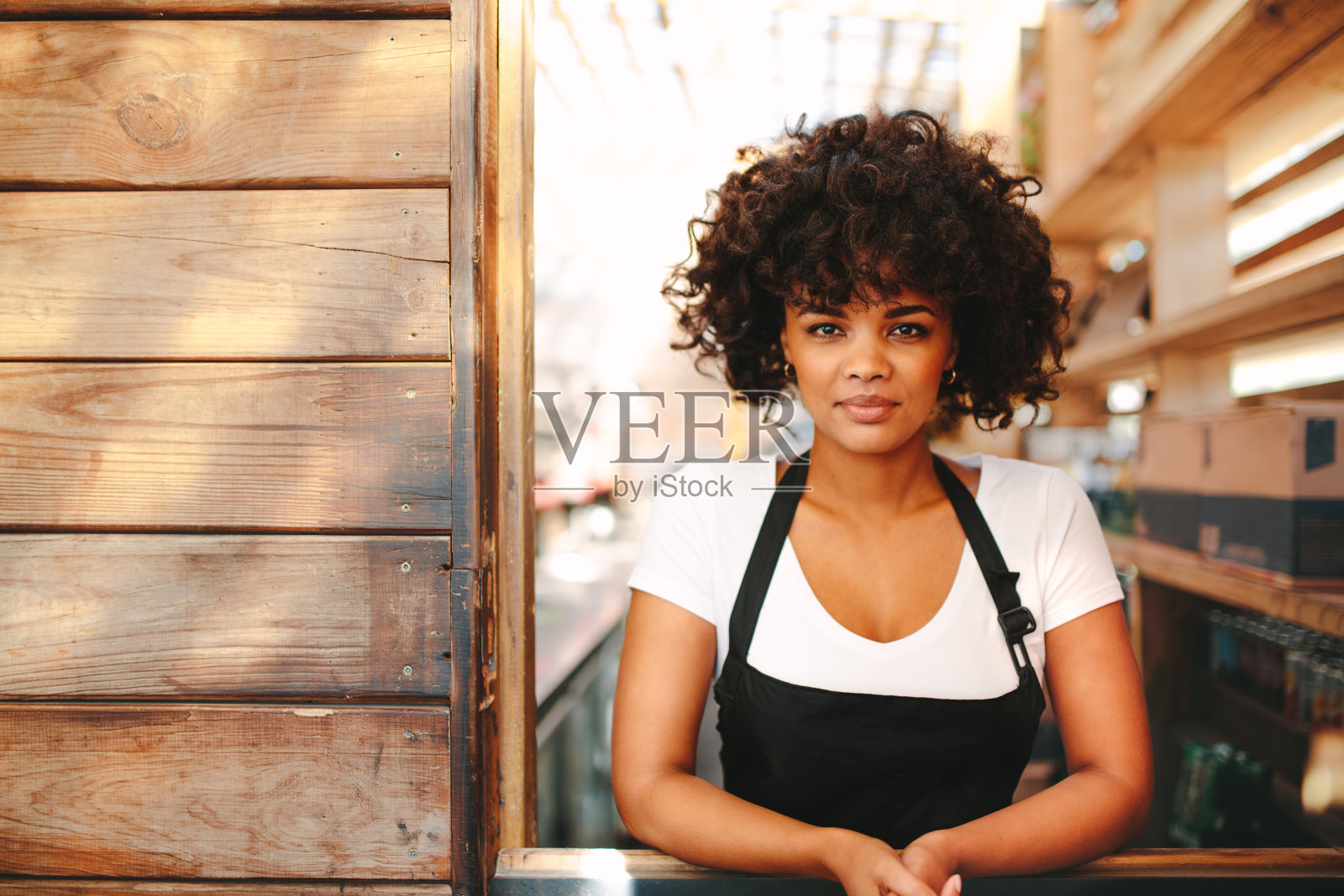 咖啡店里年轻的咖啡师的肖像照片摄影图片