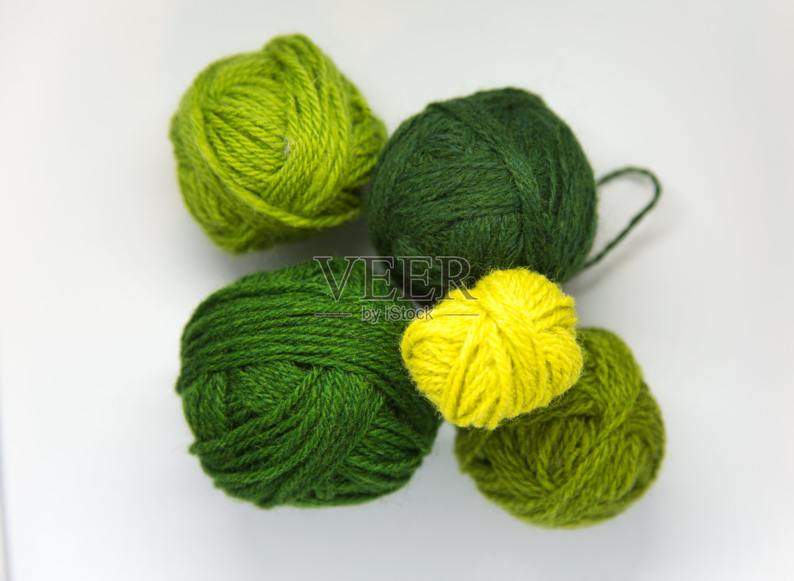 白色背景上的彩色小毛线团。照片摄影图片