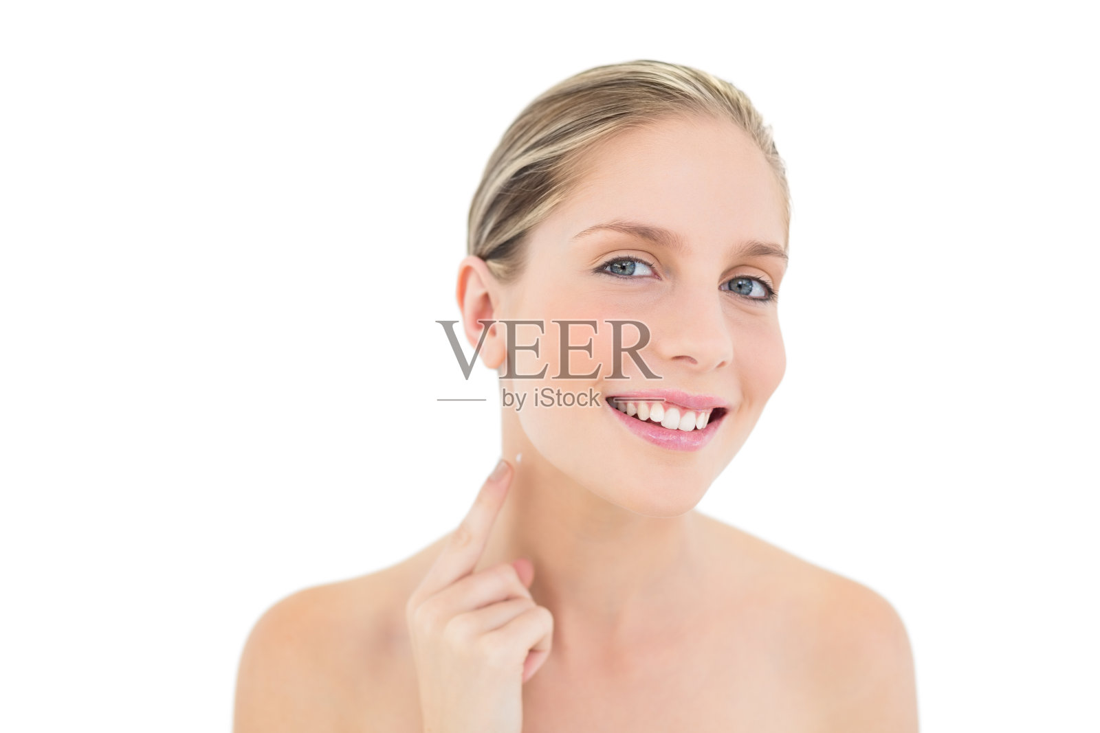 高兴的新鲜的金发女人用她的手指指着她的脖子照片摄影图片