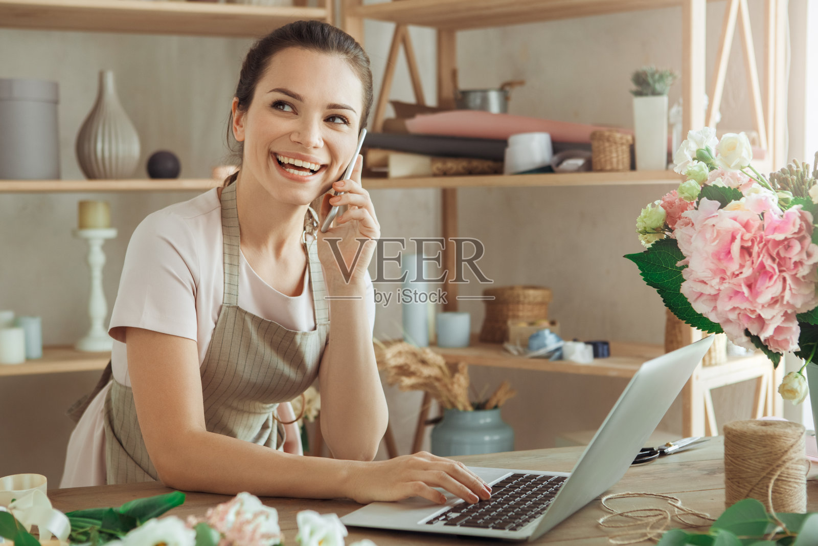 年轻女子花商的职业与花照片摄影图片
