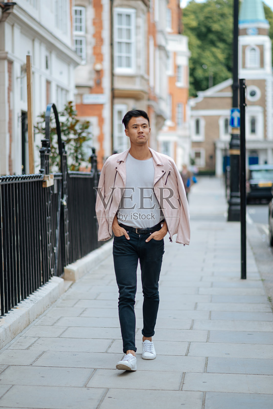 住在伦敦，走在街上照片摄影图片