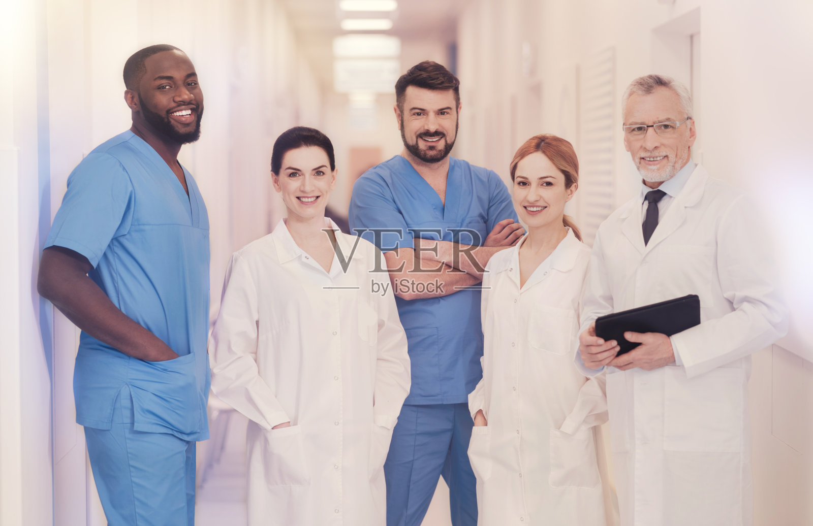 积极的同事在镜头前摆姿势照片摄影图片