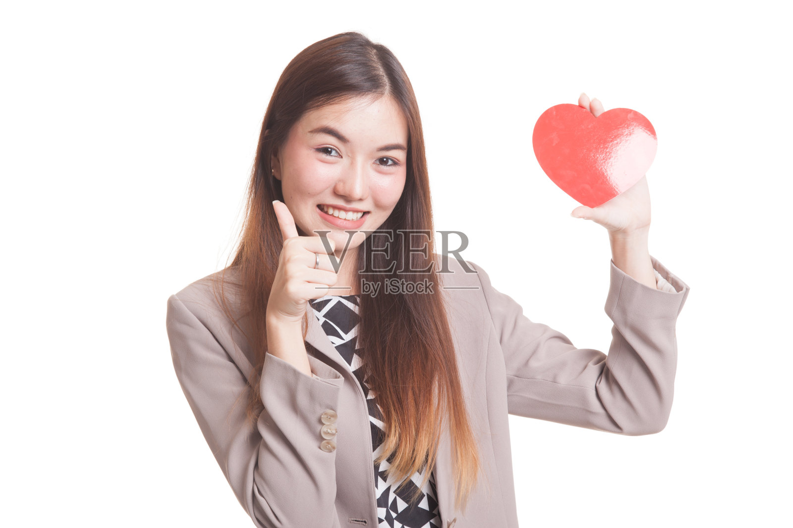亚洲女人竖起大拇指，红心。照片摄影图片
