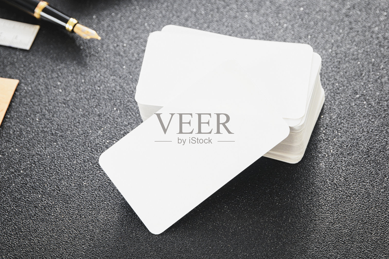 空白名片模拟在黑暗的桌子上设计业务联系照片摄影图片