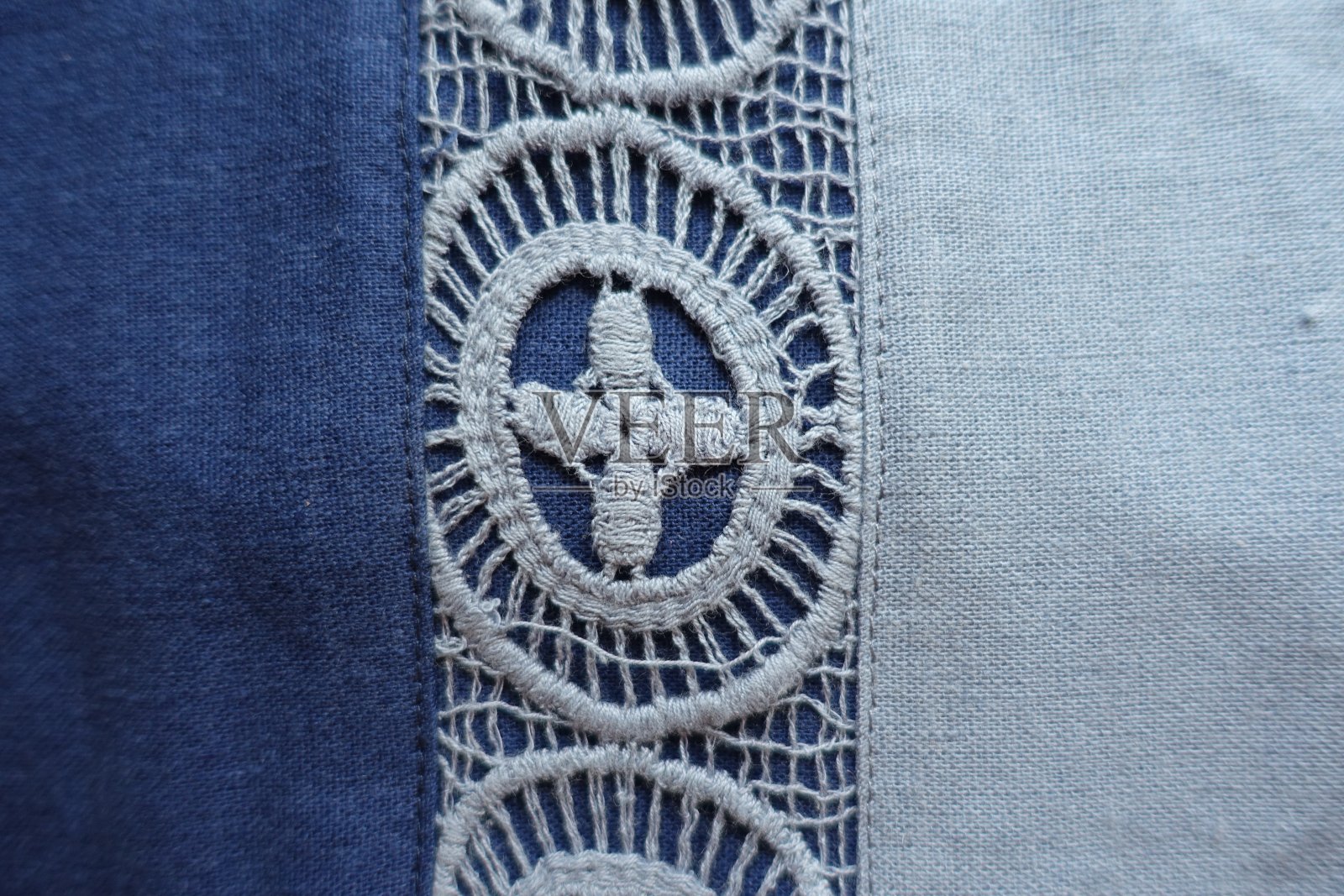 蓝色亚麻织物上的垂直花边条纹照片摄影图片