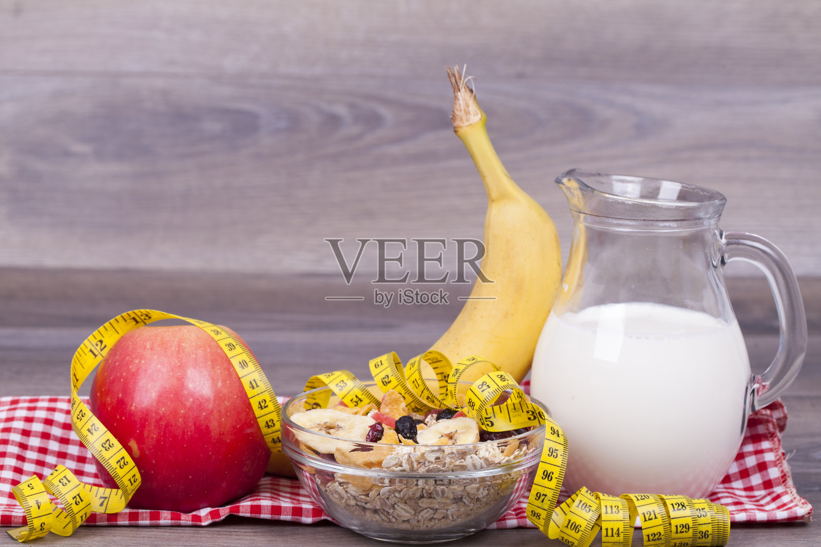 健康食品和饮食概念与麦片，酸奶和水果照片摄影图片