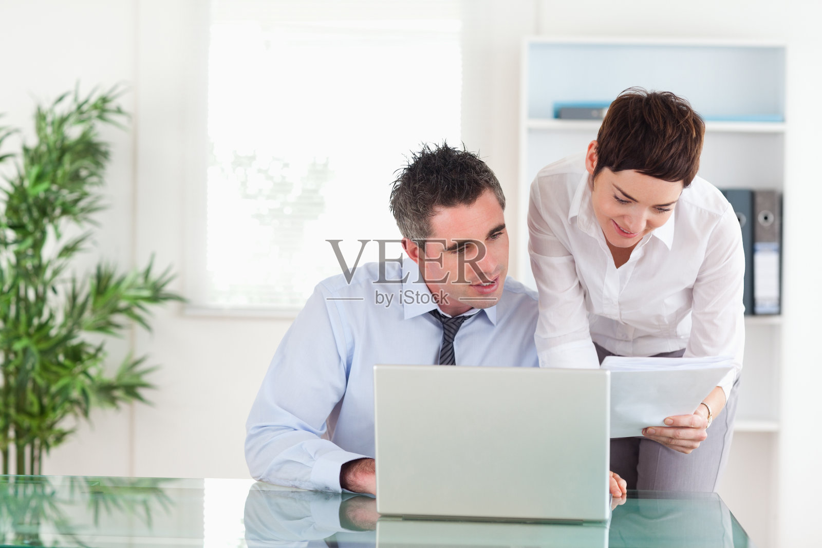 同事们将蓝图文件与电子文件进行比较照片摄影图片