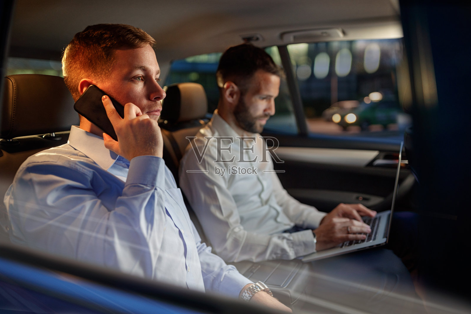 夜班工作的人在车里用智能手机照片摄影图片