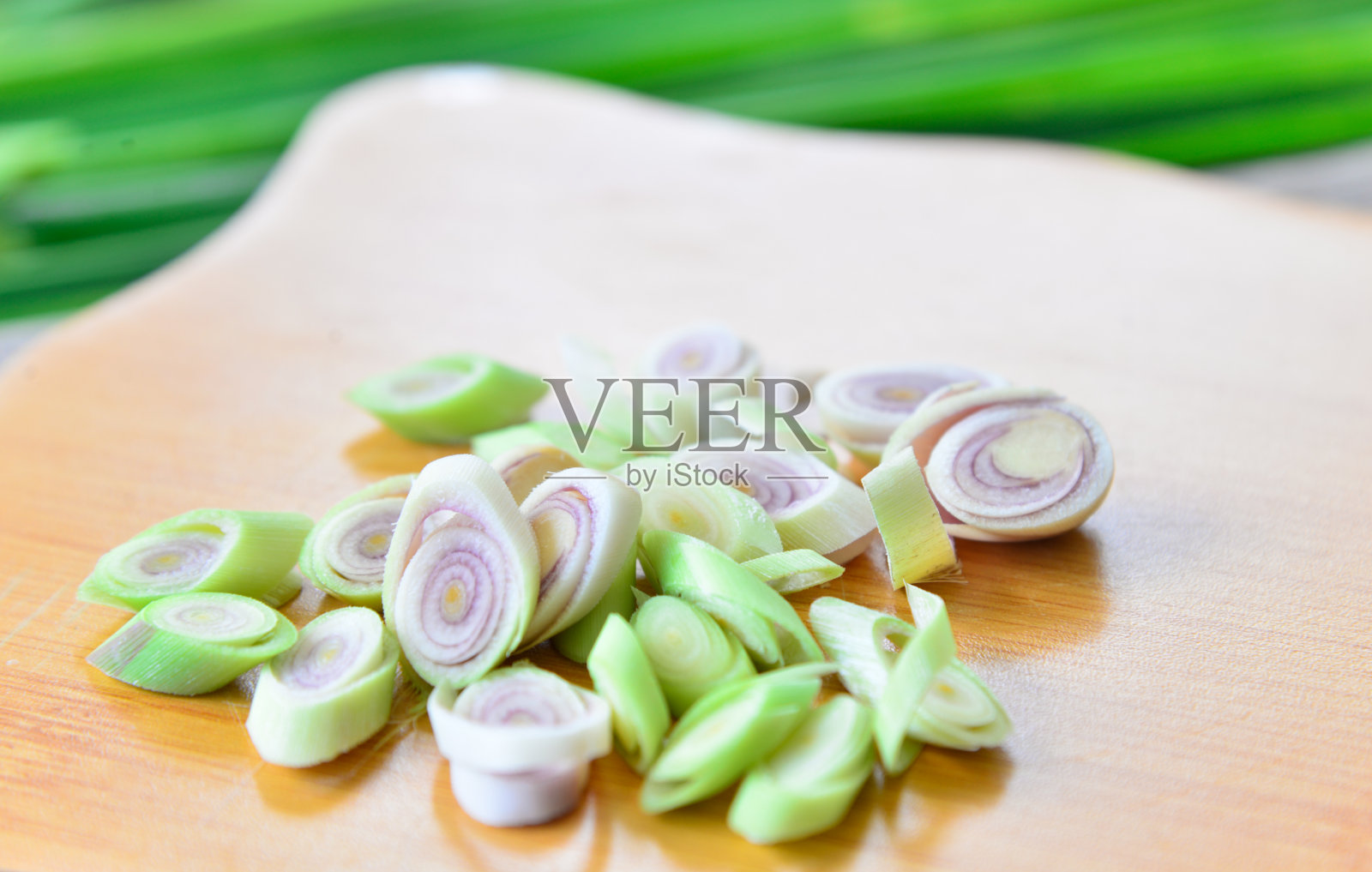 新鲜柠檬草木质质地的烹饪理念。照片摄影图片