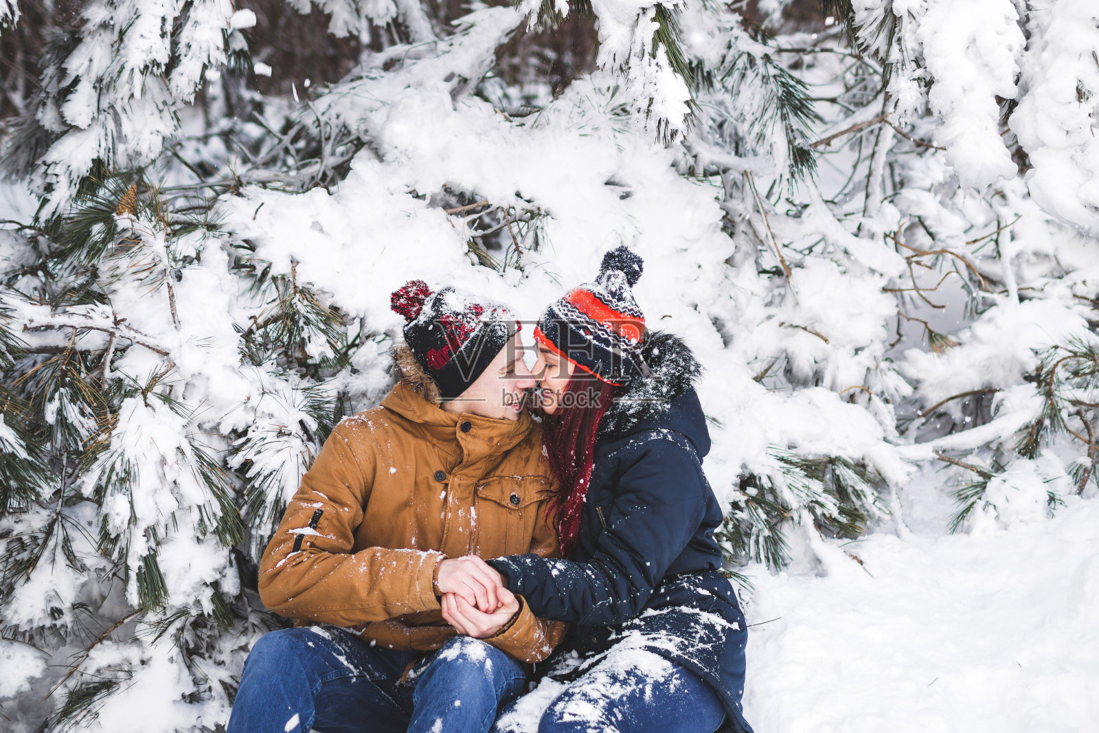 Ð夫妇有乐趣和扔雪在冬天的森林。周围有很多雪照片摄影图片
