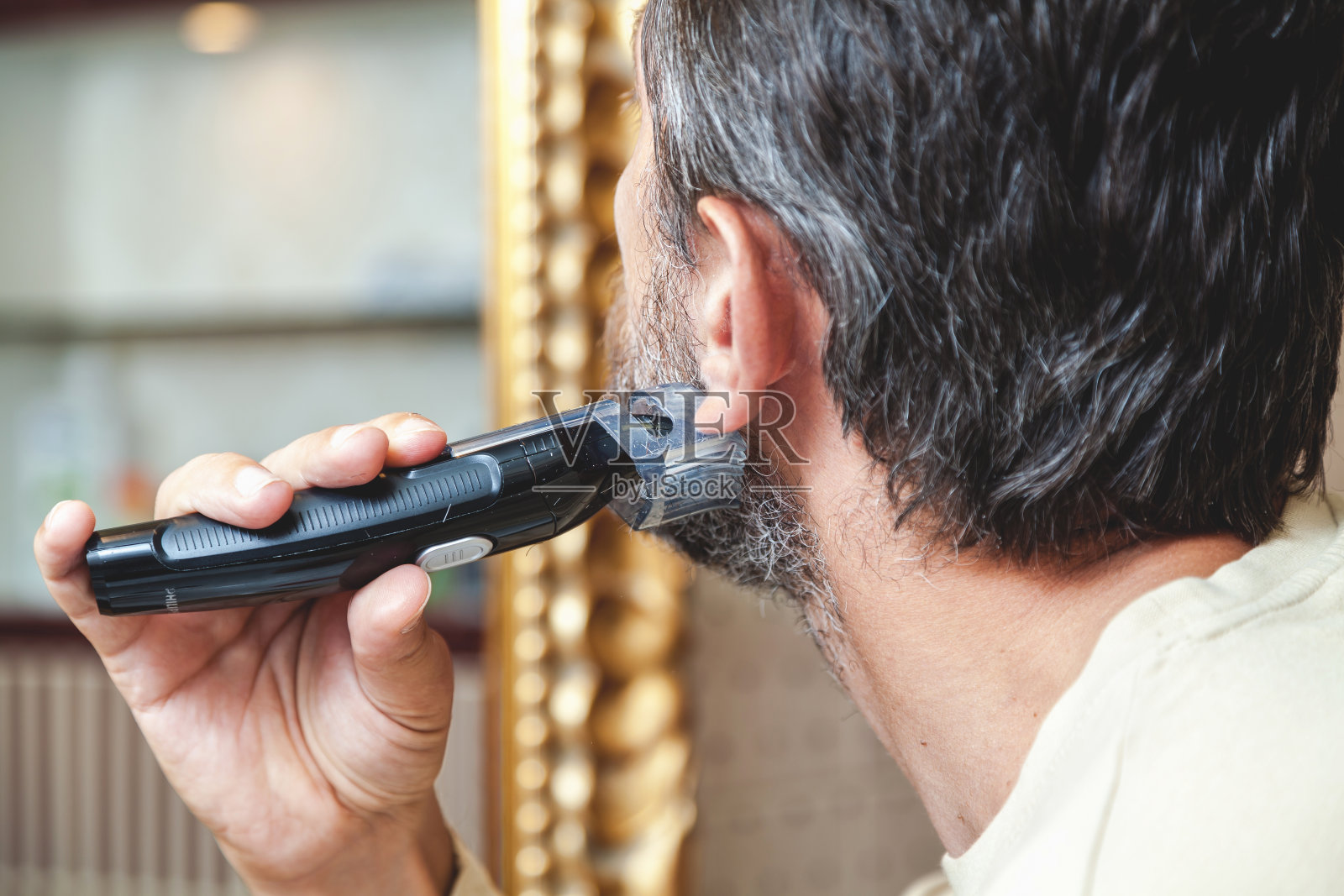 修饰胡须与灰色头发修剪特写照片摄影图片