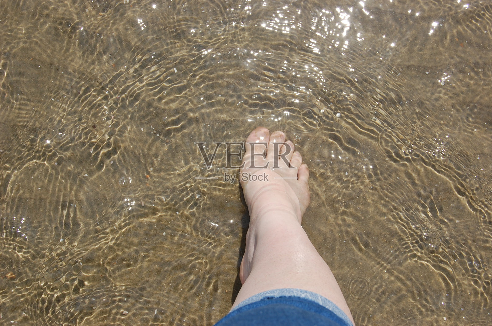 在海里洗脚照片摄影图片