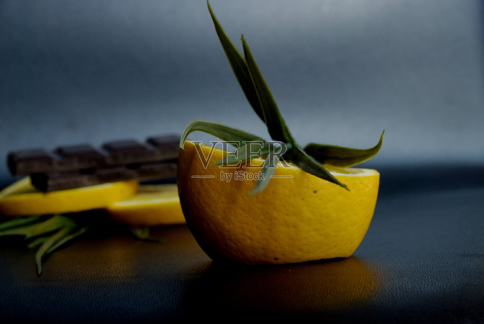 黑色背景下的新鲜橙子片照片摄影图片