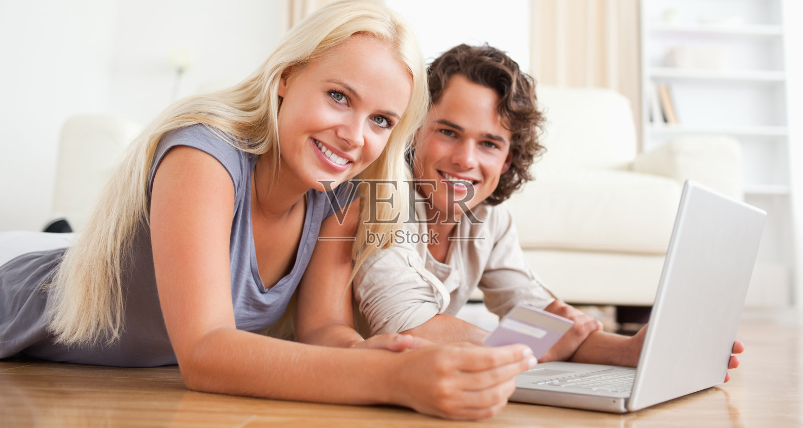 一对夫妇在网上预订他们的假期照片摄影图片