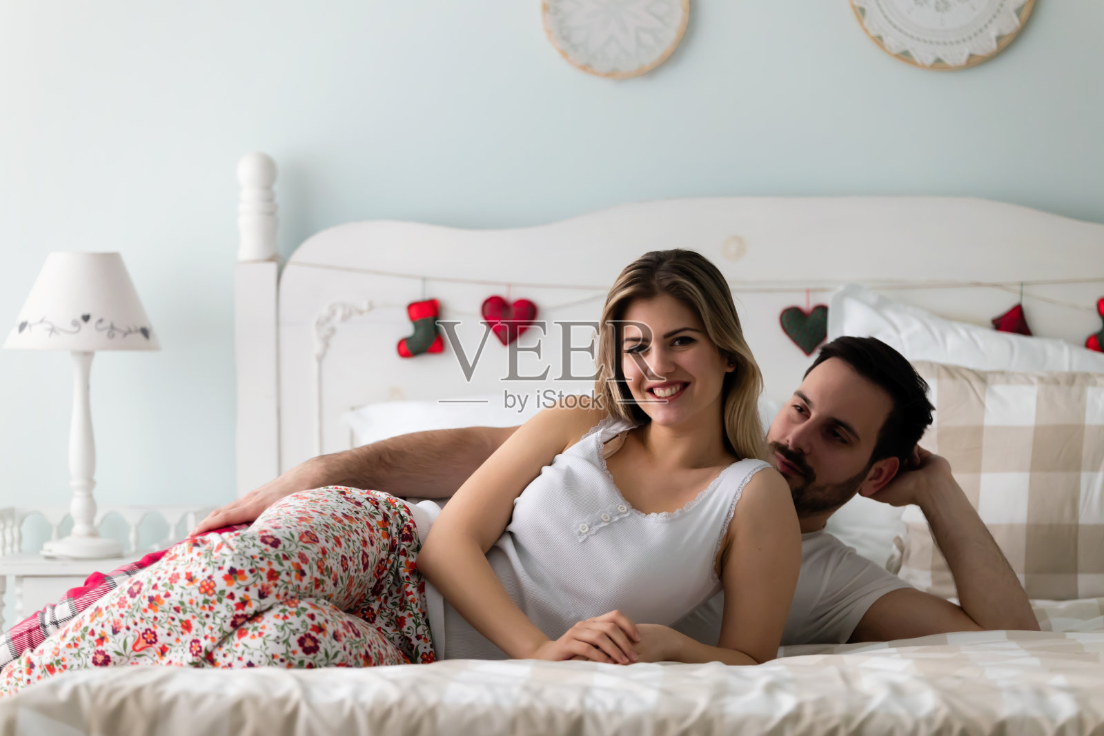 年轻迷人的夫妇有浪漫的时间在床上照片摄影图片