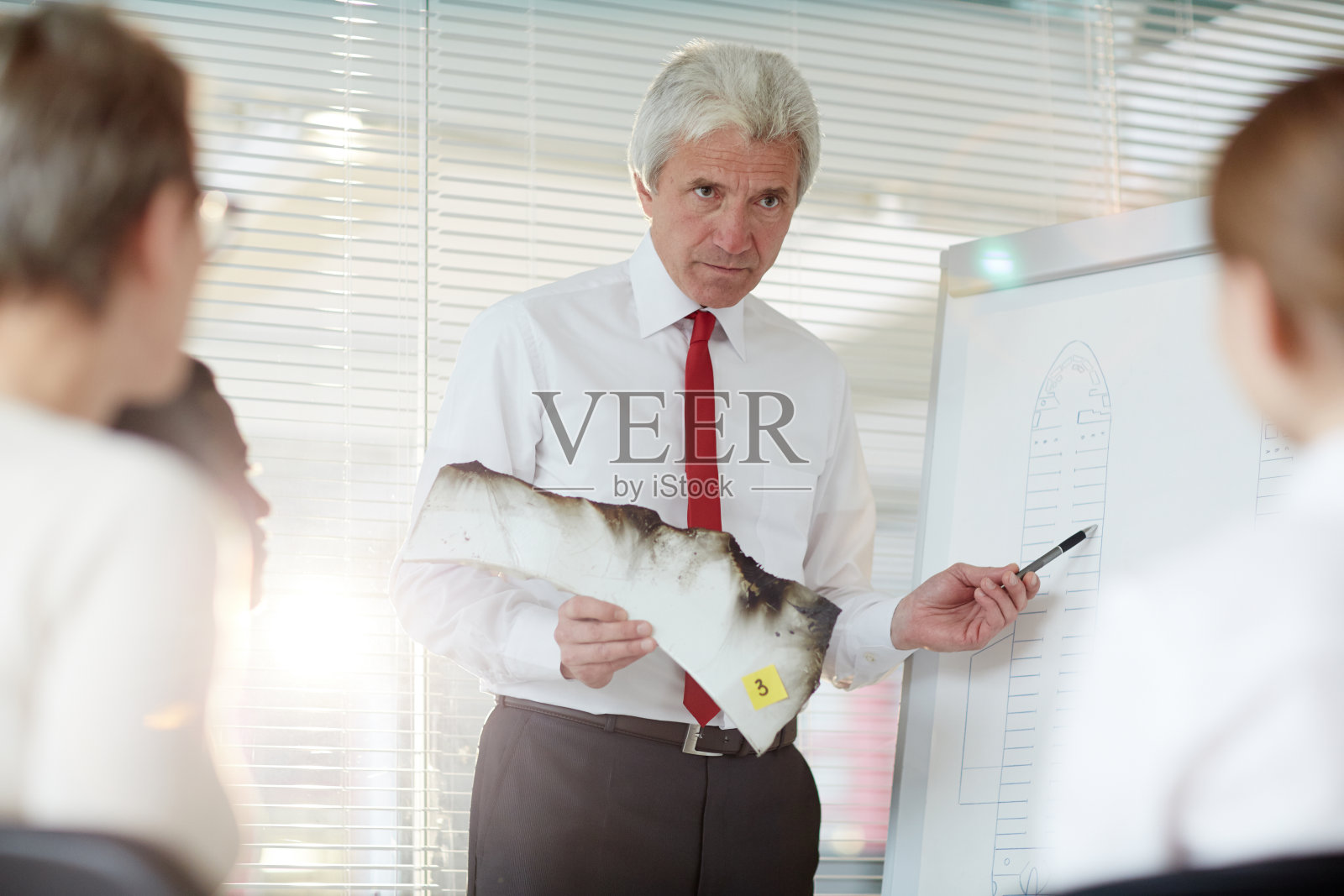 与同事分享意见照片摄影图片