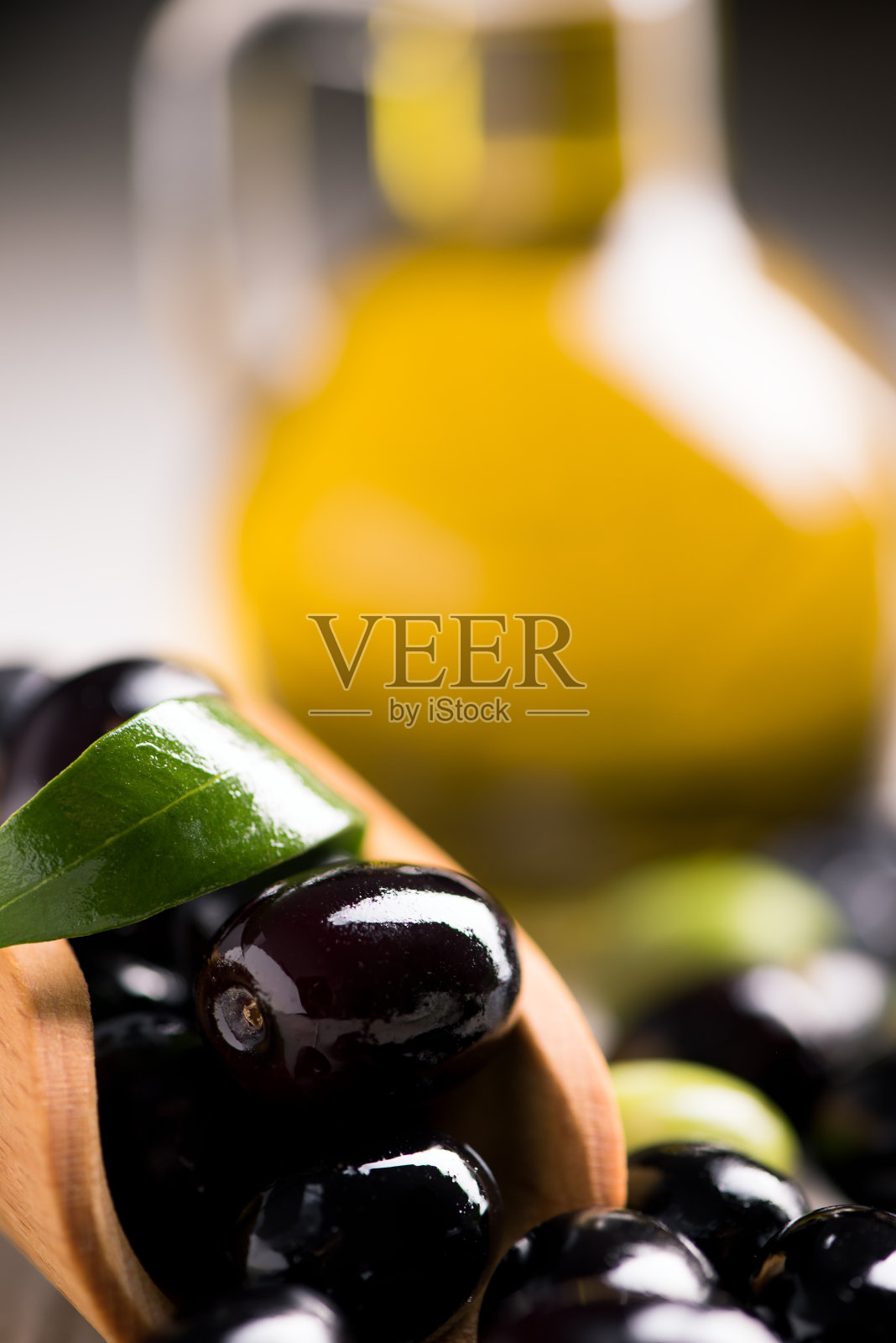 带叶子的橄榄枝上的新鲜黑橄榄照片摄影图片