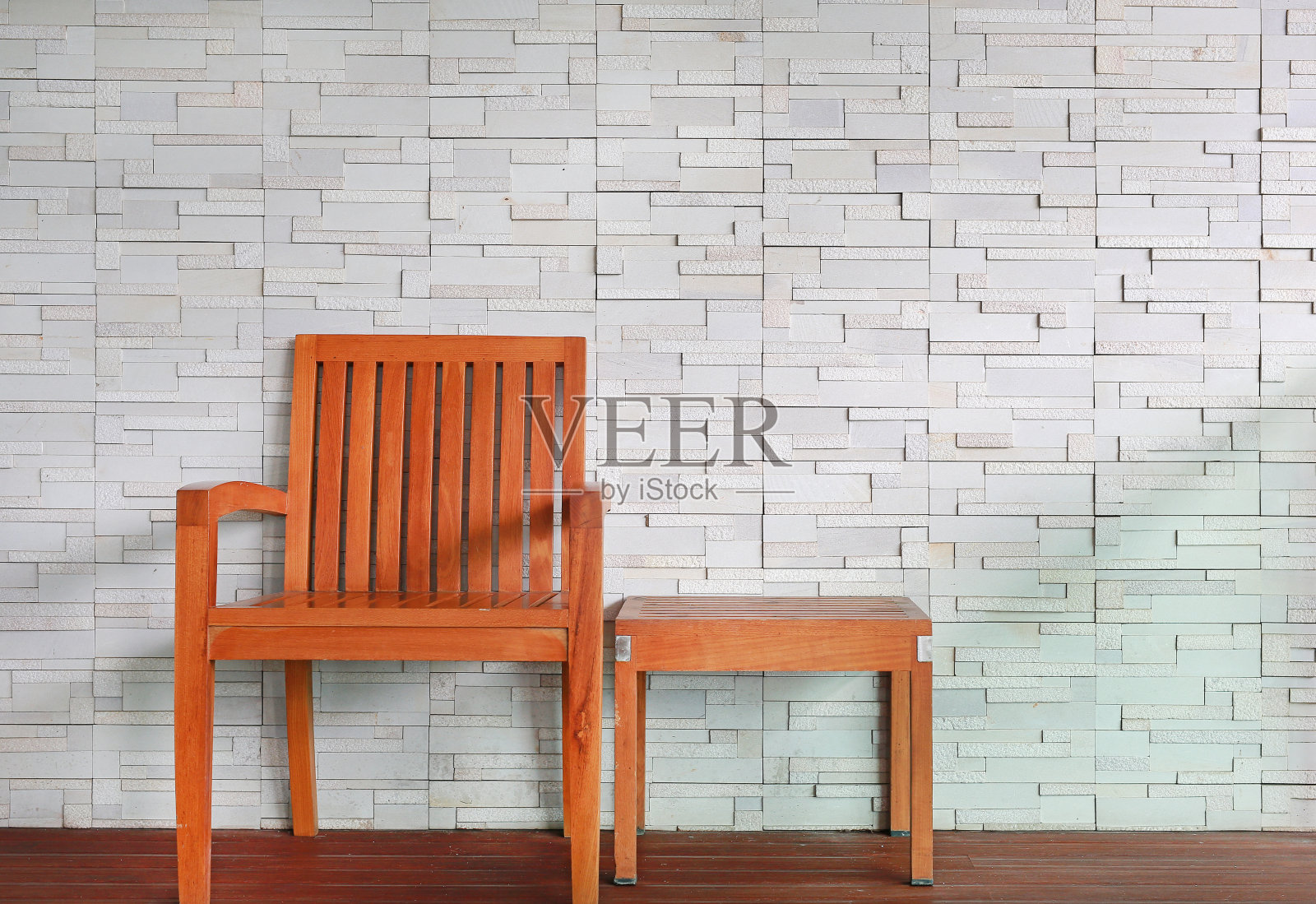 木椅与现代砖墙相衬。照片摄影图片