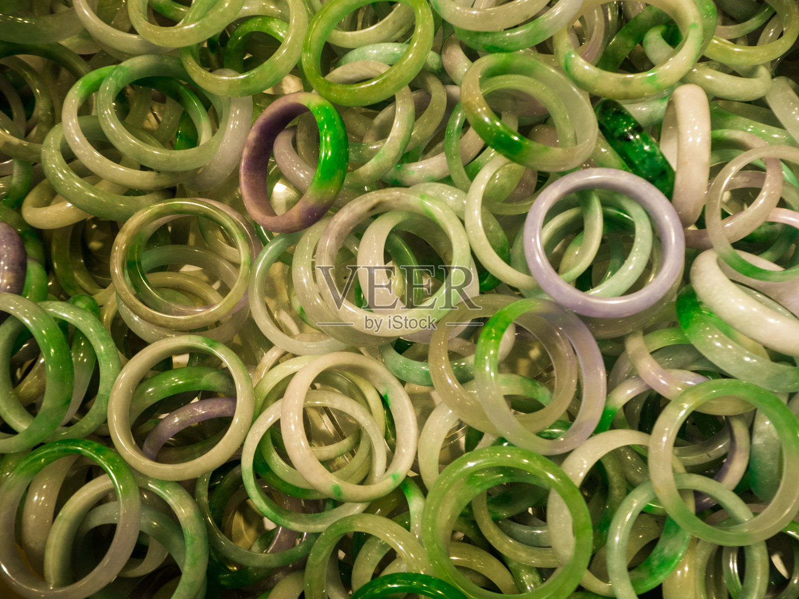 玉镯在市场上出售。照片摄影图片