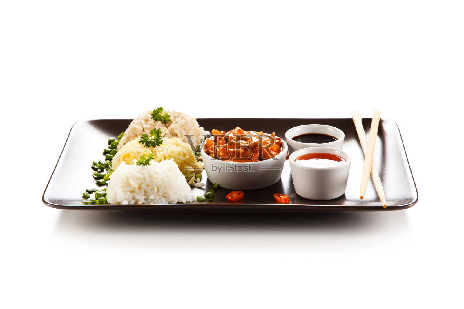 中国食物-米饭，蘑菇和肉在美味的酱汁照片摄影图片