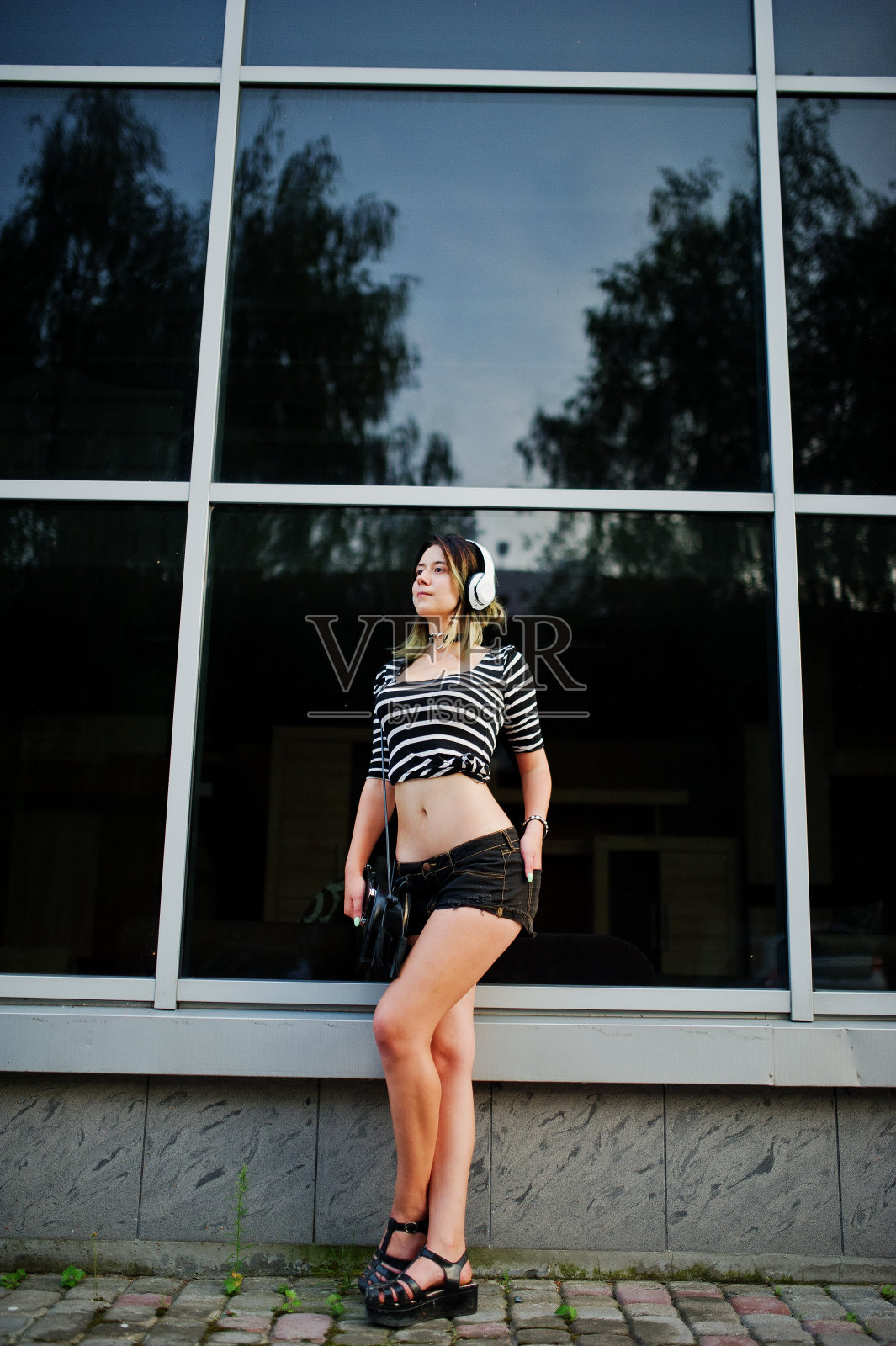 女孩穿短裤照片摄影图片