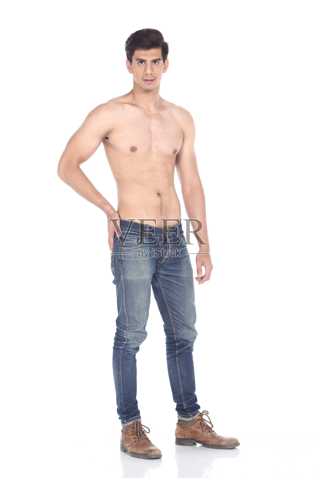 混血种族亚洲黑色头发，英俊的肌肉好看的男人在半裸照片摄影图片