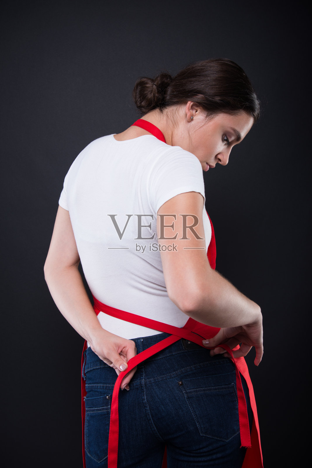 穿着红色围裙上班的女员工照片摄影图片