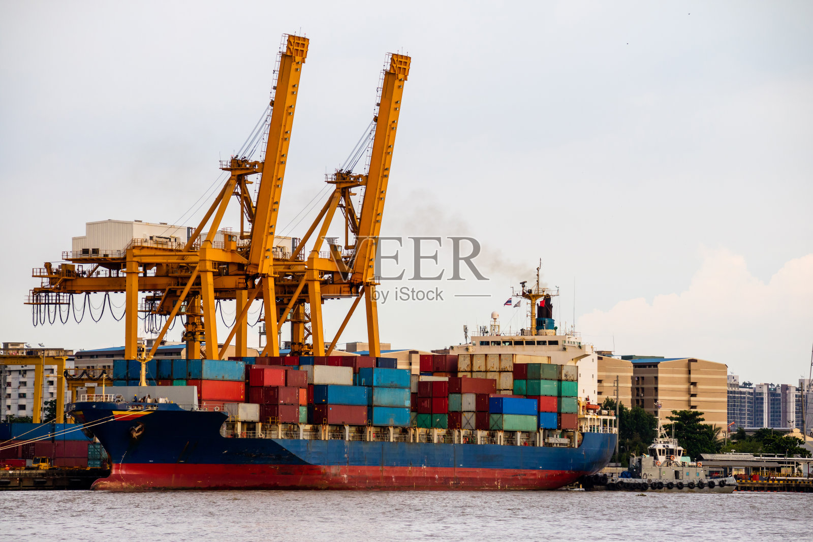 航运贸易港口。通过起重机桥架装卸集装箱货船。物流行业及运输行业背景照片摄影图片