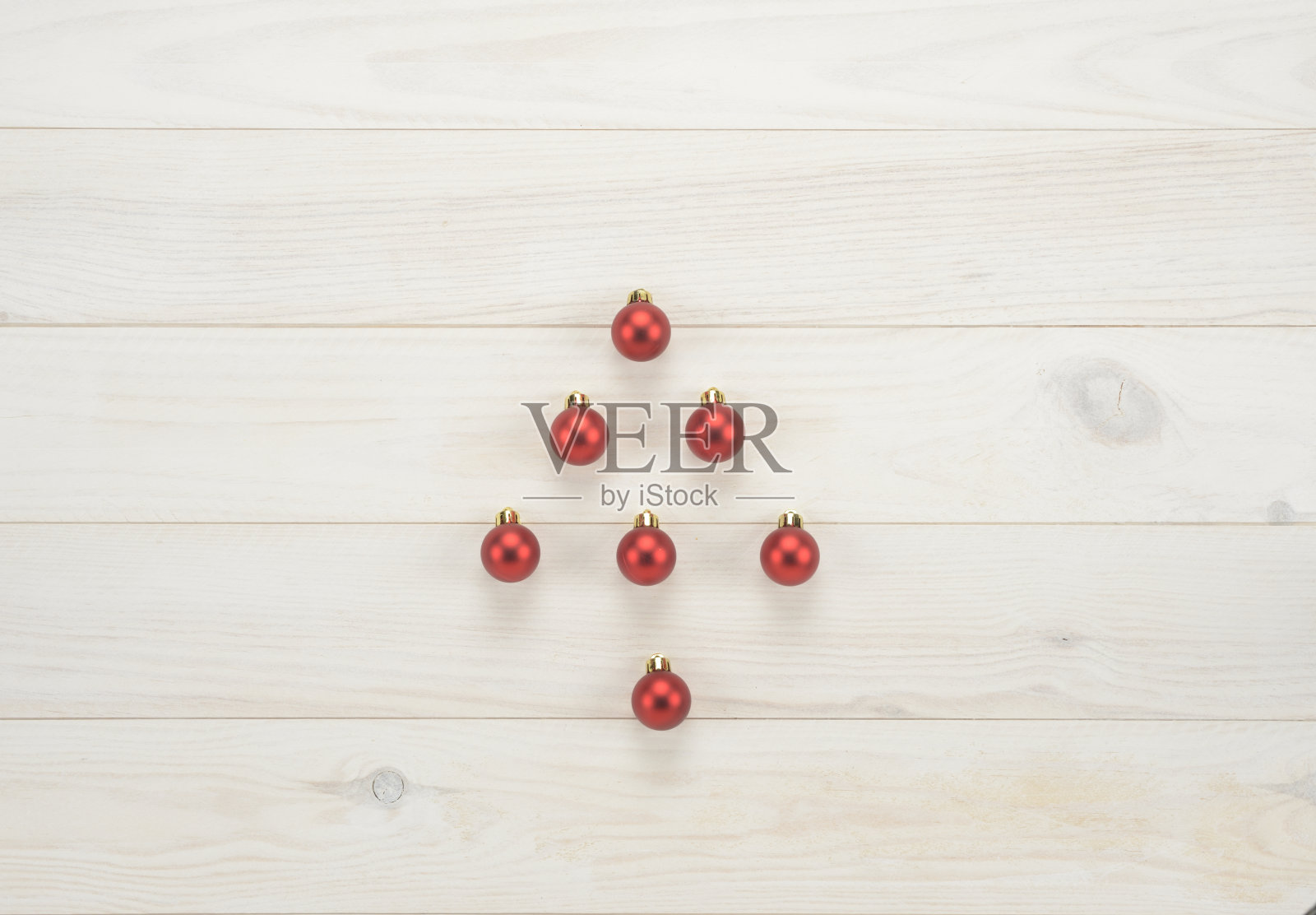 装饰红色圣诞球画树照片摄影图片