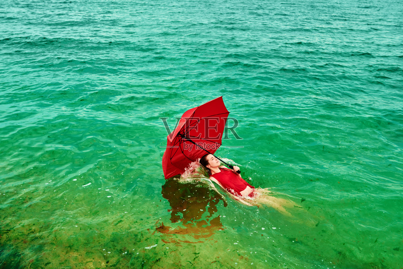 放手跳入水中照片摄影图片