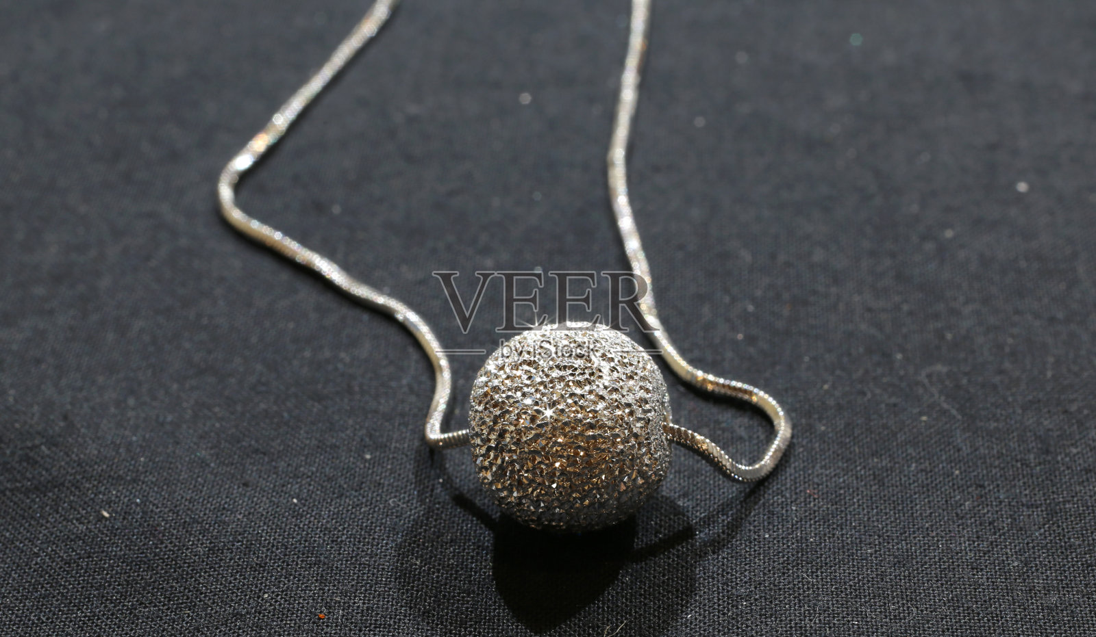 优雅的铝垂饰与非常辉煌的ne照片摄影图片