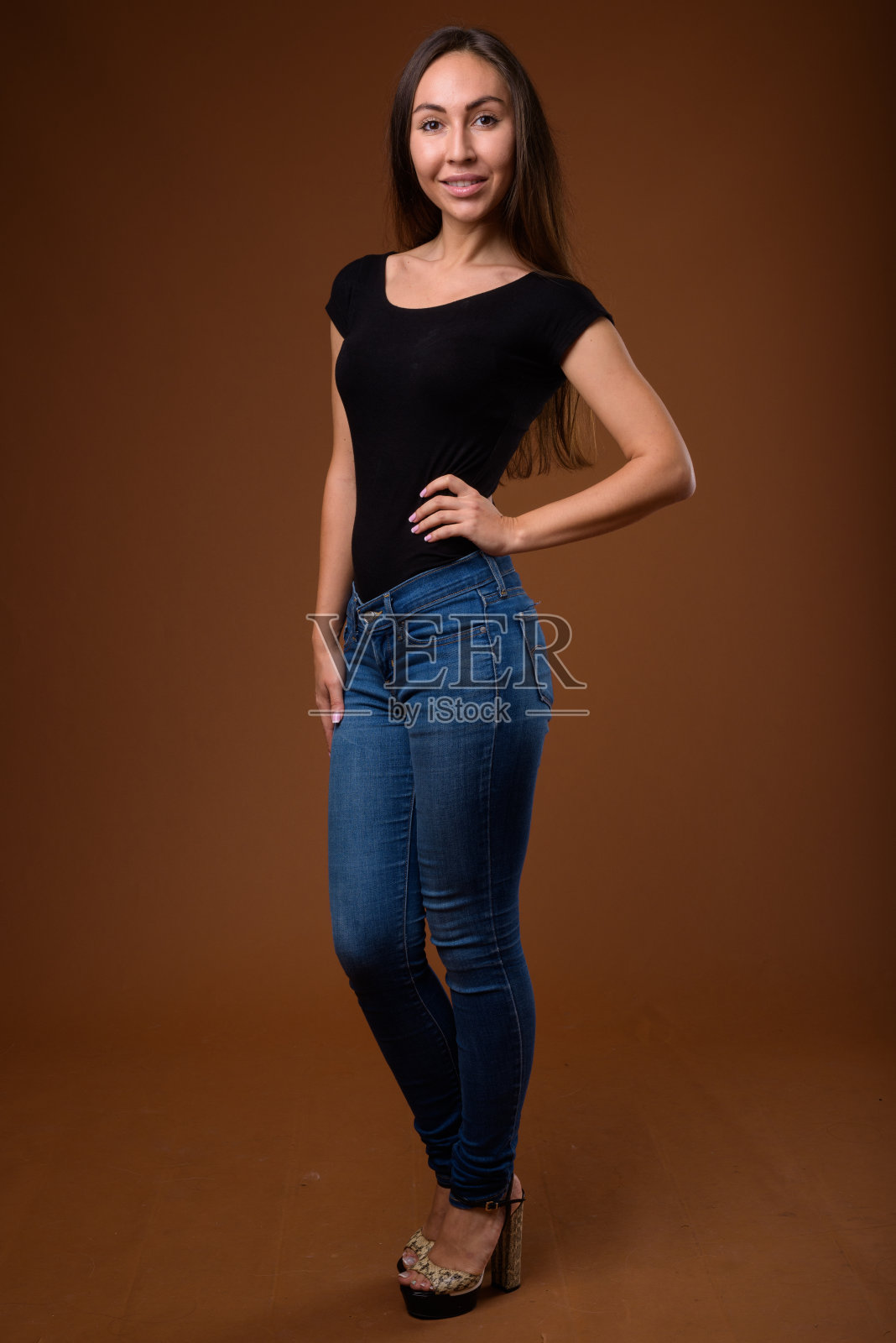 工作室拍摄的年轻美丽的女人穿着黑色衬衫的背景照片摄影图片